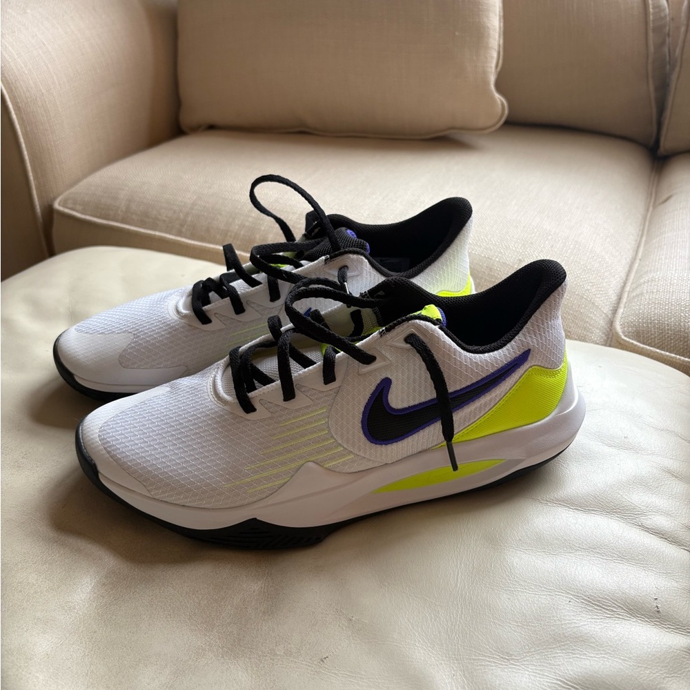 NWT Nike Mens Precision V